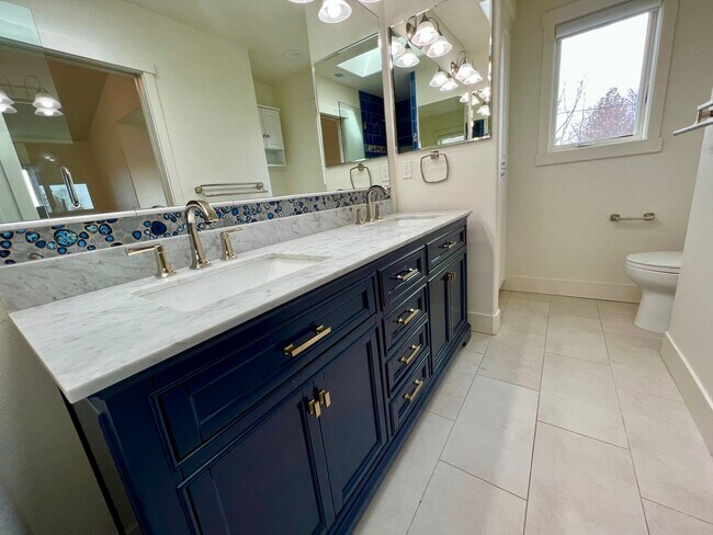 Building Photo - Stunning 3 Bed, 2.5 Bath Home in the Heart of Downtown Bend!