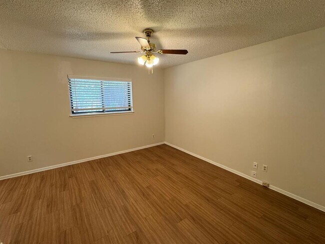 Building Photo - 5112 Meadow Creek Dr