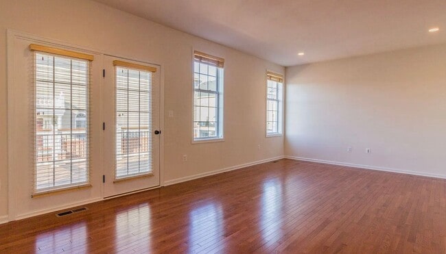 Building Photo - Stunning 3 Level, 3 Bed 3.5 Bath Townhome ...