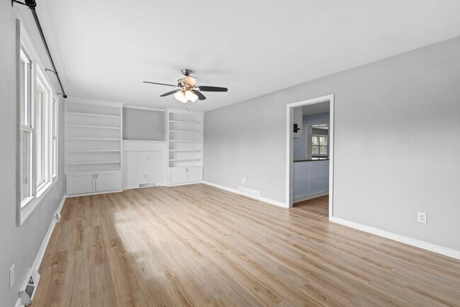 Building Photo - 562 Lone Oak Dr