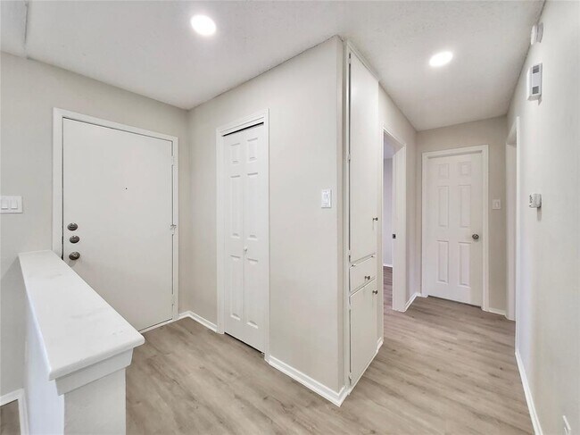 Building Photo - 9512 Meadowheath Dr
