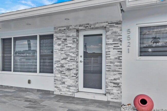 Building Photo - 5521 SW 104th Ave