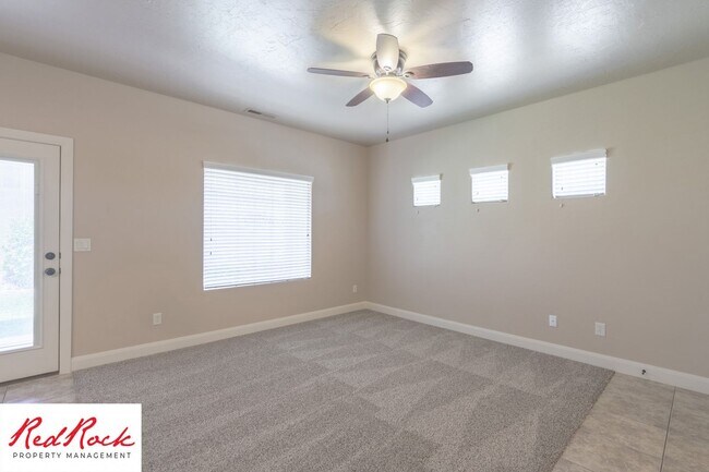 Building Photo - Dog Friendly, Pleasant 4 Bedroom, 2.5 Bathroom Townhome