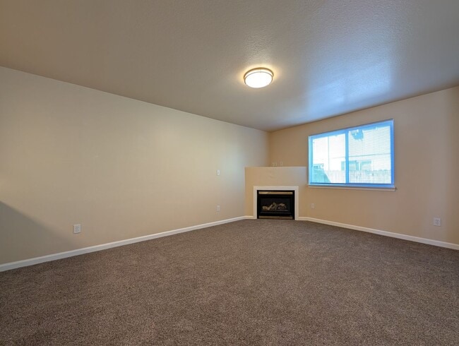 Building Photo - 3 bdrm/2 bthrm Duplex with Single Car Gara...