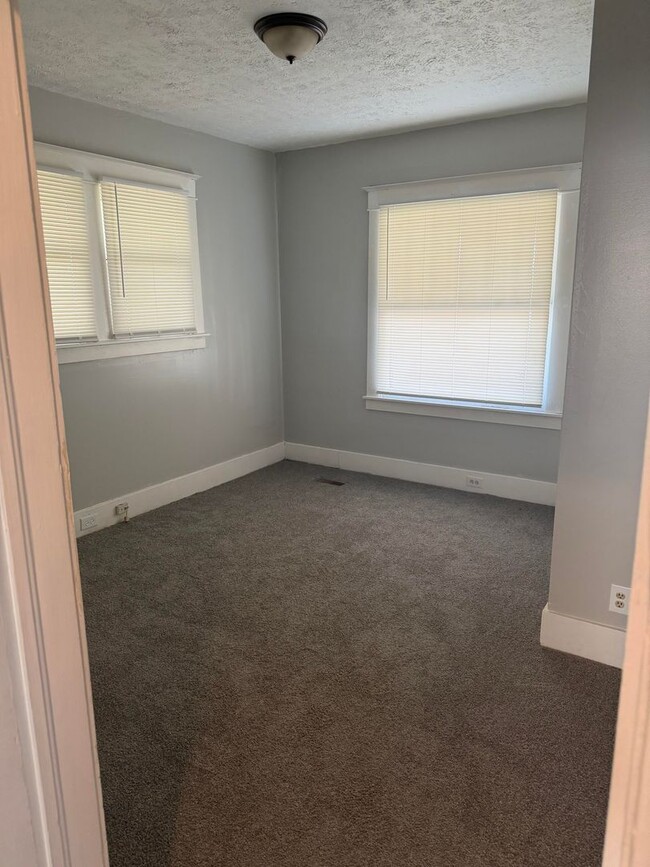 Building Photo - LEASING SPECIAL - MOVE IN BY 1/1/2026 AND RECEIVE 2ND MONTH OF RENT FREE.