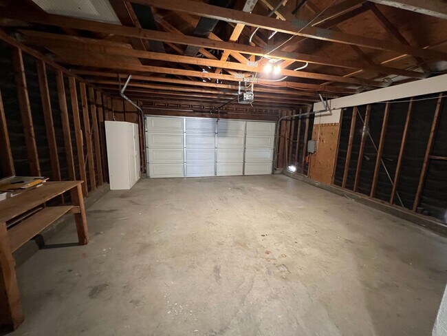 Building Photo - Mission Oaks Single Story!