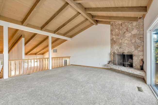 Building Photo - Tri-Level Home in Los Gatos