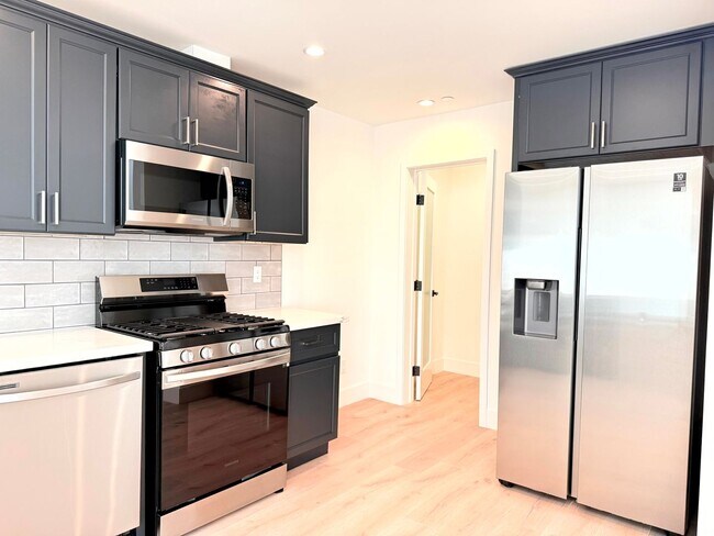 Building Photo - Beautiful Modern Luxury 4 Story Townhome - 4 bed - 3.5 bath with Rooftop Deck in Silver Lake