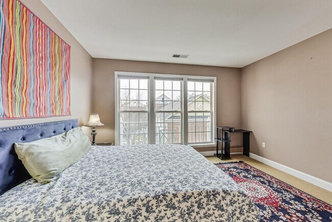 Building Photo - Beautiful two bedroom, two bathroom unit l...