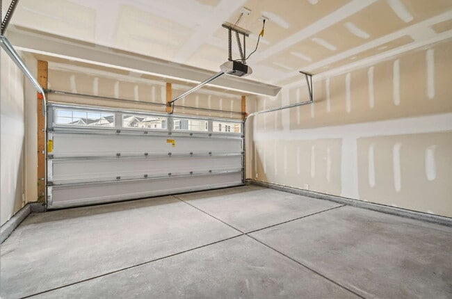 Building Photo - Spacious 3-Bed Townhouse w/ Two Car Garage