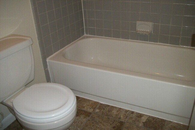 Building Photo - 3 Bedroom 2 Bathroom Townhome with Fenced Backyard. No Additional Fees