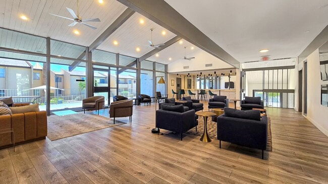 Building Photo - Pleasant 2b/2ba Condo in Wonderful South S...