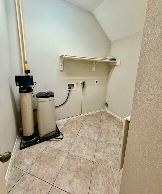 Building Photo - 5607 Wagon Wheel Ln