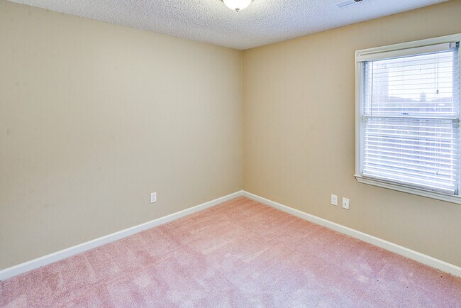 Building Photo - 149 Hollington Dr NE
