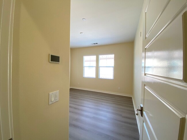 Building Photo - 3bedroom 3 bath home in the Solaire Commun...