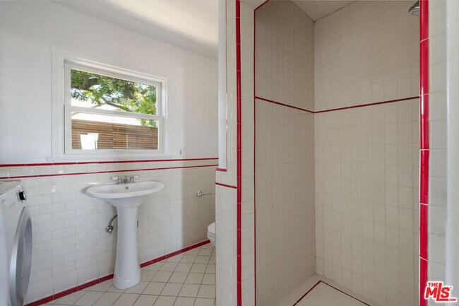 Building Photo - 3815 Franklin Ave