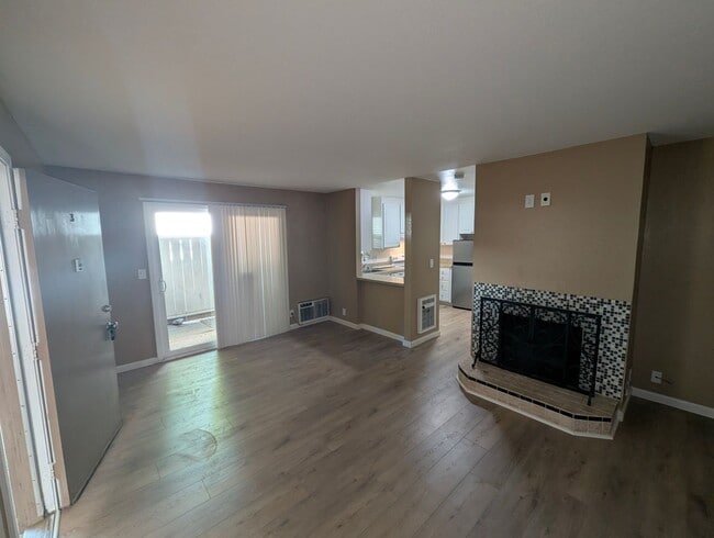 Building Photo - Pleasant Hill 1/1 Condo Available Now!
