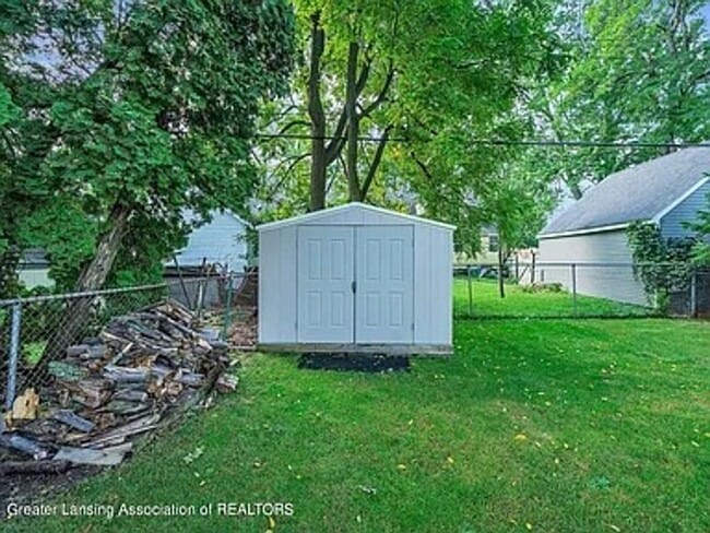 Building Photo - Move-In Ready 3 Bed, 2 Bath in Lansing (Section 8 Approved)