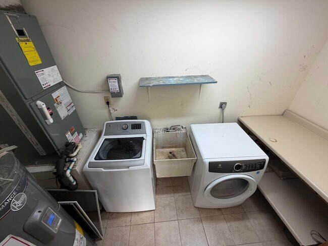 Building Photo - 1197 SW Heather St