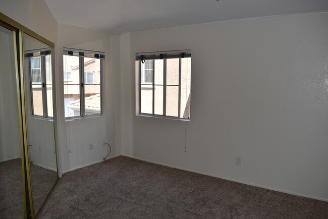 Building Photo - 2 Story 3 Bedroom 2.5 Bath Townhome with A...