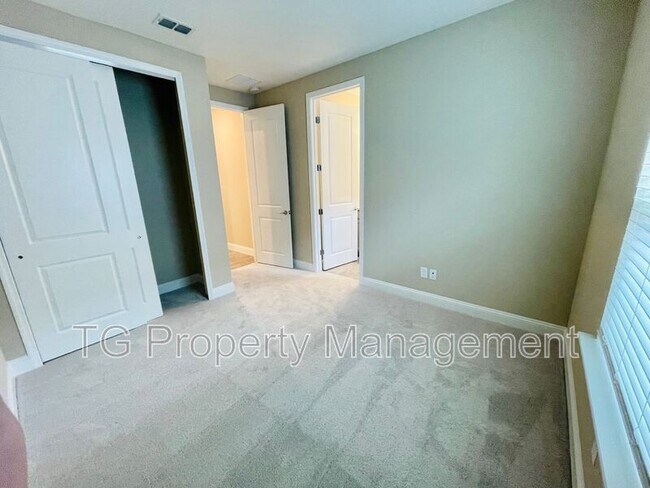 Building Photo - 122 Monthaven Dr