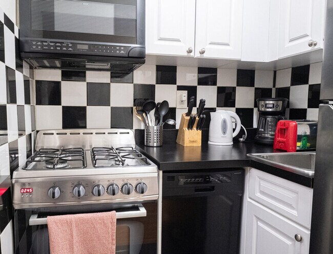 Building Photo - 328 E 74th St