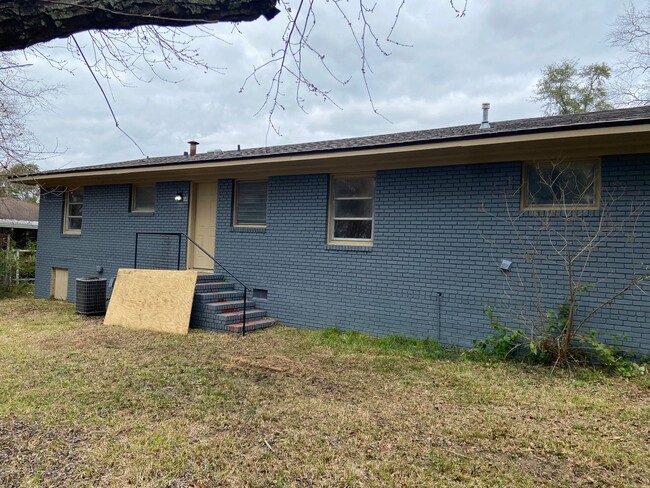 Building Photo - **ON HOLD**3 Bedroom / 1 Bathroom Home for...