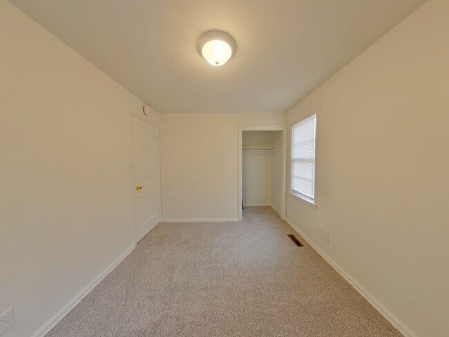 Building Photo - 3 Bedroom Home