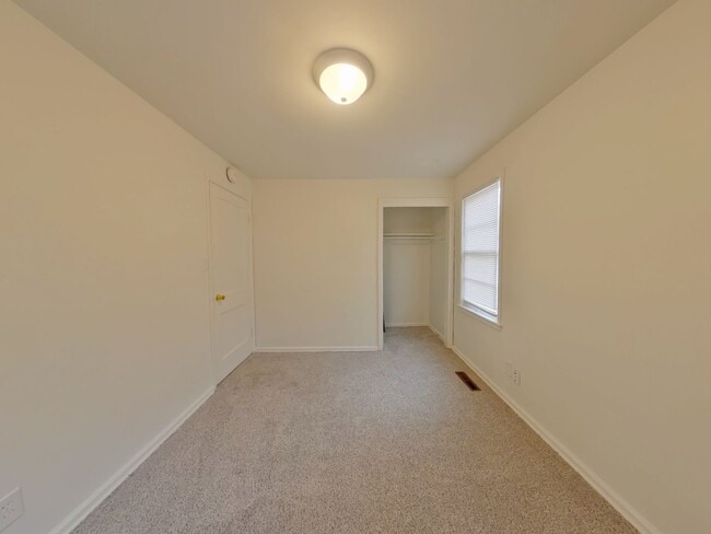 Building Photo - 3 Bedroom House