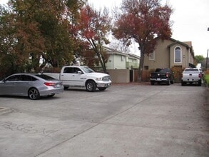 Building Photo - 461 Summertree Ln