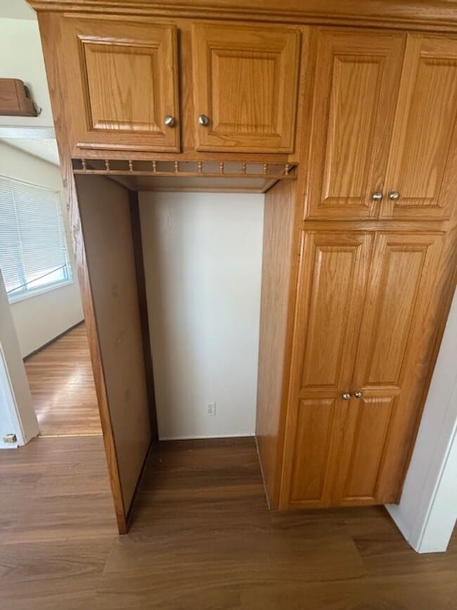 Building Photo - REDONE CUTE 2BED/1BATH HOUSE W/ REFURBISHE...