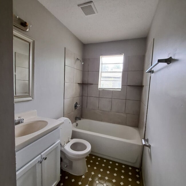 Building Photo - This 2BR/1BA includes a nice-sized living area, an ample kitchen, a fenced-in
