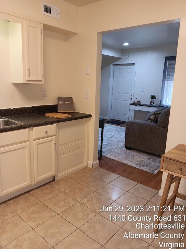 Building Photo - Fully Furnished 1 bedroom / Garden Apartment / Utilities included Travel Nurse Special