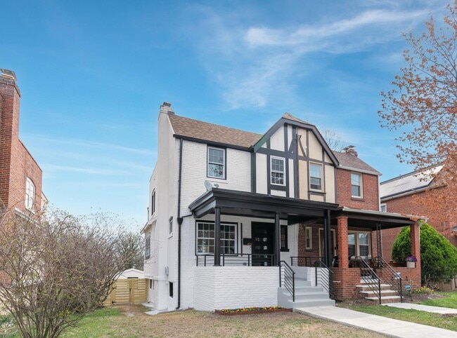Building Photo - Spacious Fully Renovated Tudor Duplex w/ 3...