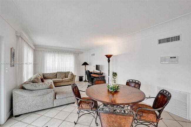 Building Photo - 2889 NE 35th St