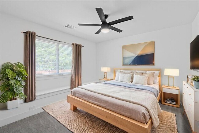 Building Photo - 402 W 55th St