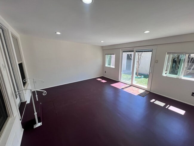Building Photo - 2 Bedroom Single Story Home for Rent in Re...