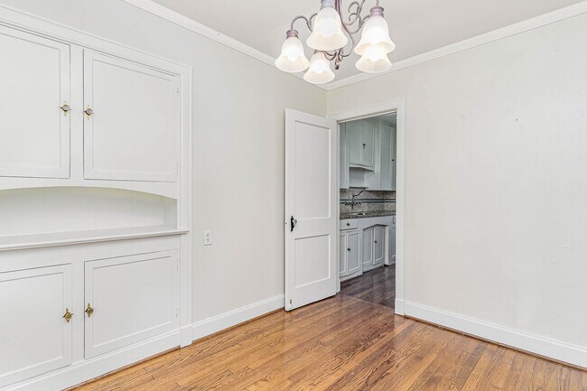 Building Photo - 5930 La Vista Dr