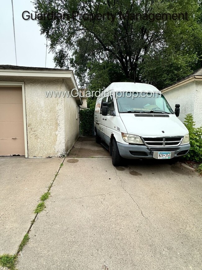 Building Photo - Northeast Spacious Upper Level Duplex, Har...