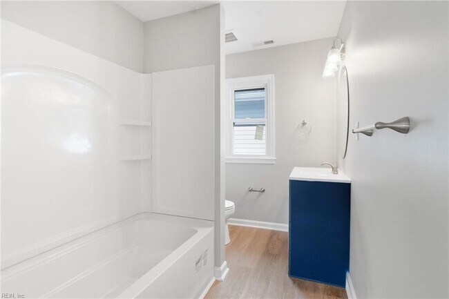 Building Photo - 1442 W 41st St