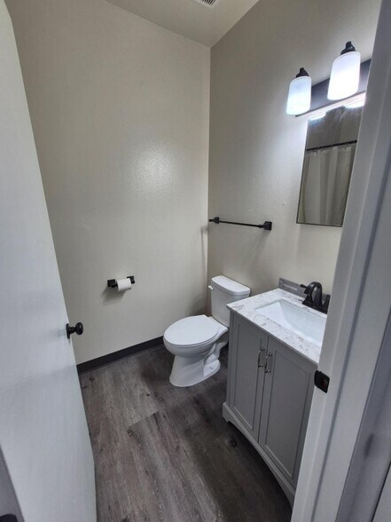 Building Photo - 301 N Riverfront Dr