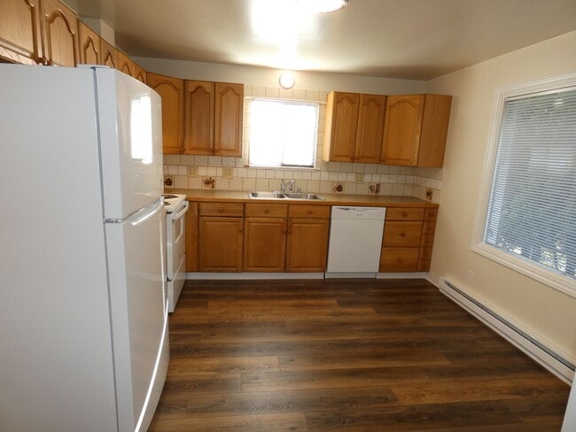 Building Photo - 822 E Seventh - Central Charmer