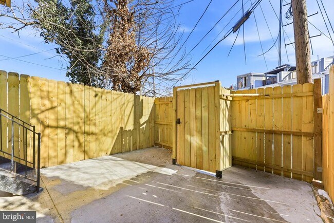 Building Photo - 737 Dolphin St