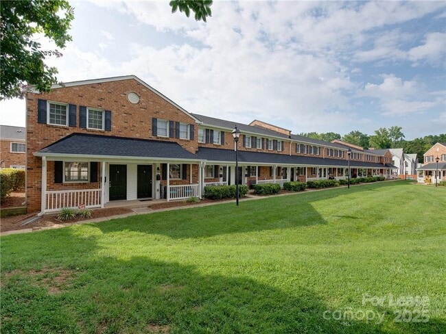Primary Photo - 1344 Green Oaks Ln