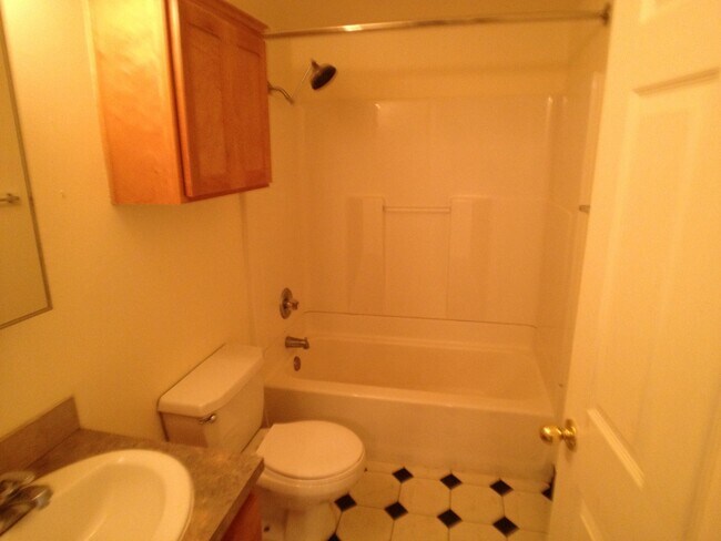 Building Photo - Lower 2bed/1bath in Alberta Arts! Off street parking, dw, hardwoods, all dogs welcome!