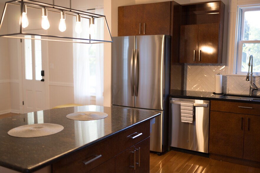 Building Photo - 5104 Abigail Dr