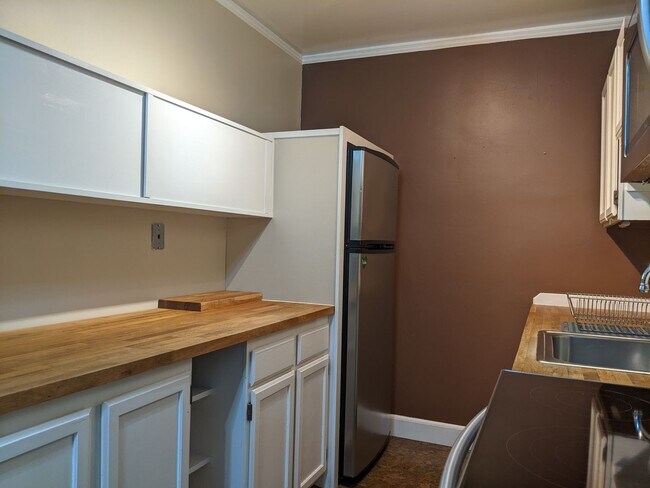 Building Photo - Vintage Cap Hill Condo