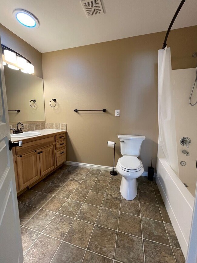 Building Photo - Beautiful 2 bed 2 bath home in the Woodbri...
