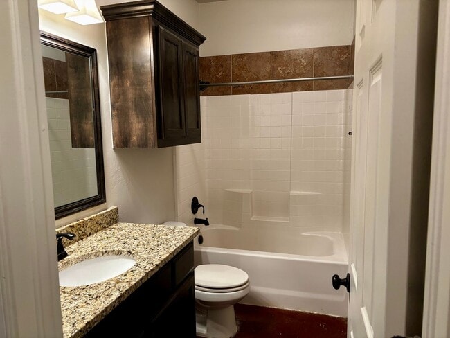 Building Photo - 3br 2ba duplex with 2 car garage!!