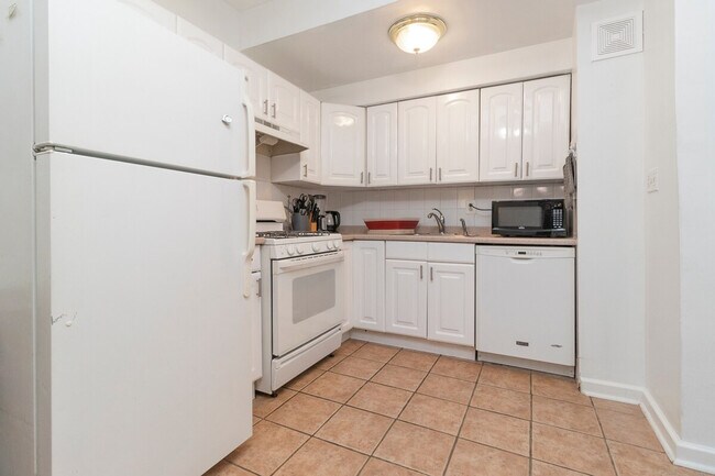 Building Photo - 333 E 81st St